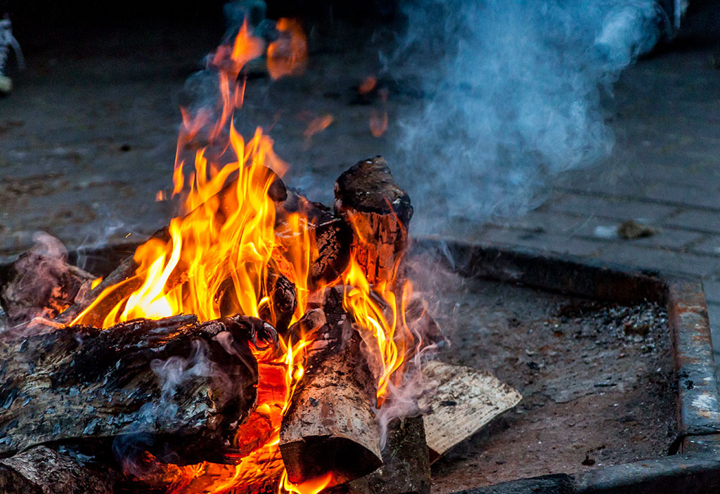 Fire pit bonfire